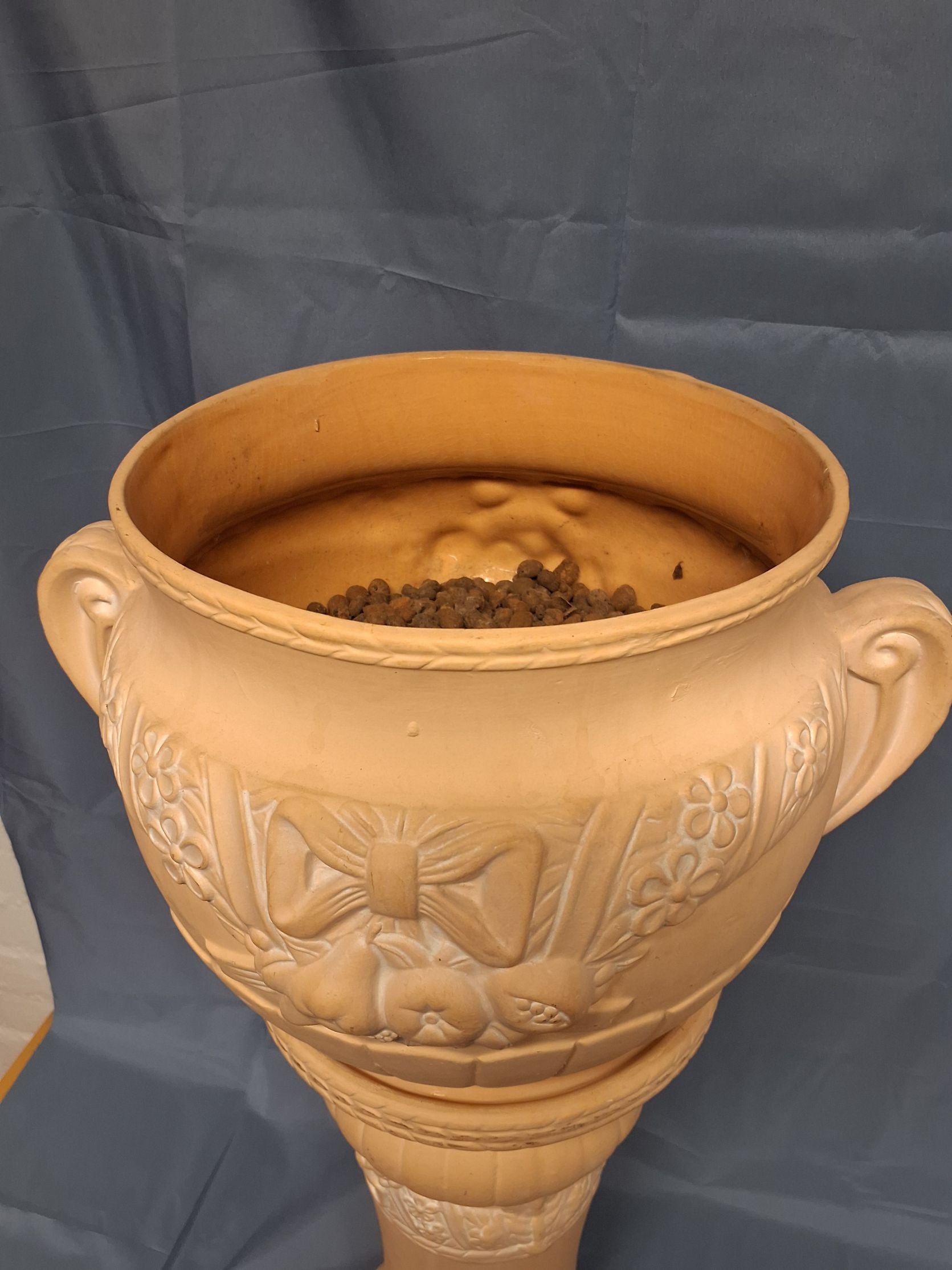 Piedestal med krukke